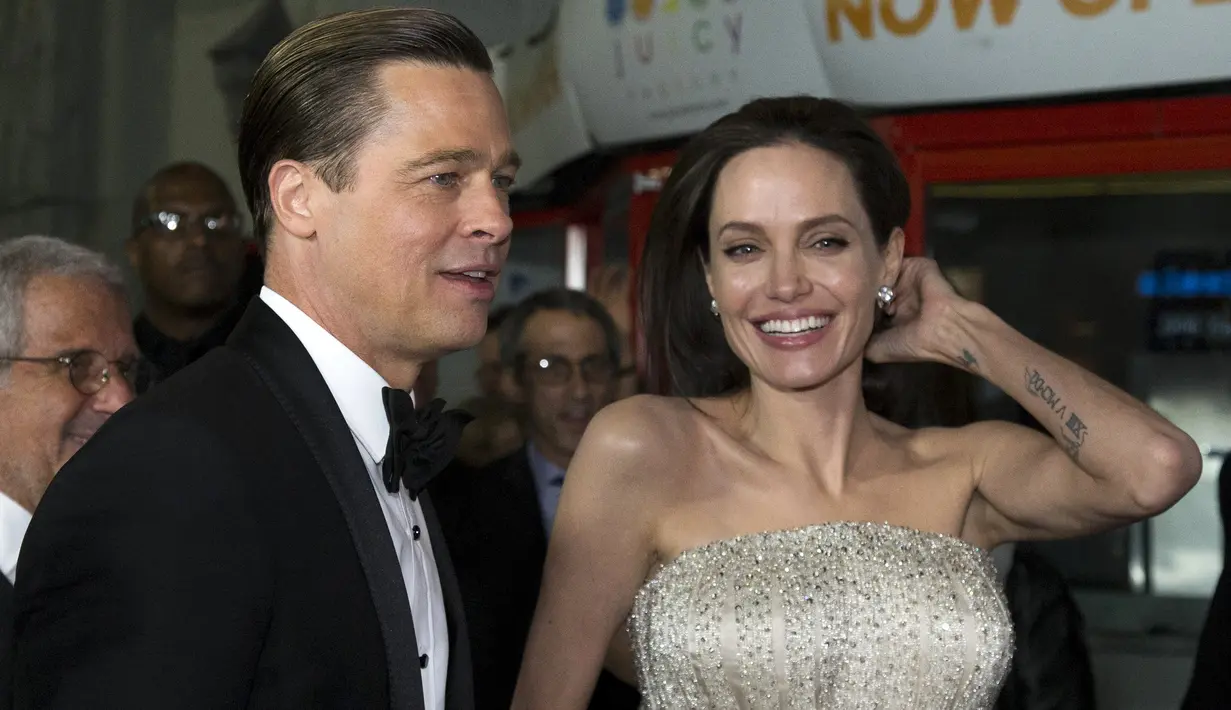 Brad Pitt (kiri) dan Angelina Jolie tiba di pemutaran perdana film " By the Sea " pada malam pembukaan AFI FEST 2015 di Hollywood, California, Kamis (5/11/2015). Film ini diproduksi dan disutradarai sendiri oleh Angelina Jolie. (REUTERS/Mario Anzuoni)