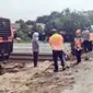 Jalan ambles di KM 17 Tol Bekasi arah Cikampek (@TMCPoldaMetro)