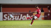 Pemain Timnas Indonesia U-16, Muhammad Riski Afrisal melepaskan tendangan bebas yang berbuah gol penyeimbang 1-1 ke gawang Myanmar U-16 dalam laga semifinal Piala AFF U-16 2022 antara Indonesia U-16 melawan Myanmar U-16 di Stadion Maguwoharjo, Sleman, Rabu (10/8/2022) malam WIB. (Bola.com/Bagaskara Lazuardi)