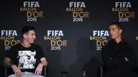 Lionel Messi (kiri) dan Cristiano Ronaldo (kanan) dalam konferensi pers jelang penganugerahan FIFA Ballon d'Or 2015 di Kongresshaus, Zurich, Selasa (12/1/2016) dini hari WIB. Messi akhirnya meraih gelar tersebut pada edisi 2015. (AFP/Olivier Morin)