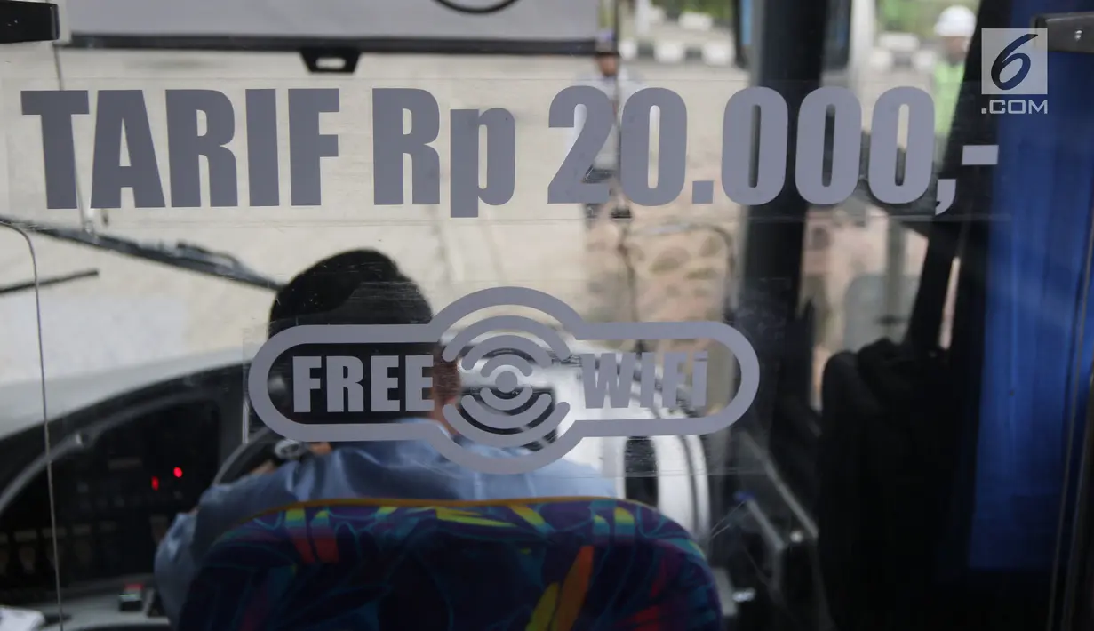 Bus transjabodetabek sebagai moda transportasi saat diberlakukannya sistem ganjil genap Tol Bekasi di Mega City, Bekasi Barat, Senin  (12/3). Ada 12 kamera pengawas yang terpasang di dalam dan luar bus bertarif Rp20 ribu itu. (Liputan6.com/Arya Manggala)