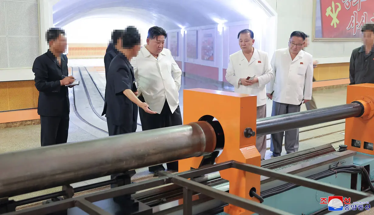 Itu adalah inspeksi sang pemimpin ke pabrik senjata Korut yang ke sekian kalinya, dan dilakukan beberapa hari sebelum Korea Selatan dan AS memulai latihan perang gabungan tahunan. (STR/KCNA VIA KNS/AFP)