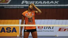 Pemain putri Jakarta Bank DKI, Dayesi Masso C memegang kepala saat berlaga melawan PGN Popsivo di Pertamina Proliga 2015 di Hall A GBK Senayan, Jakarta, (20/3/2015). Jakarta Bank DKI kalah 0-3 dari Jakarta PGN Popsivo. (Liputan6.com/Helmi Fithriansyah)