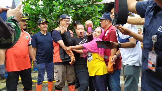 Gubernur DKI Jakarta Anies Baswedan ikut kerja bakti usai banjir di Makassar Jakarta Timur.