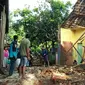 Rumah warga rusak berat akibat gempa yang mengguncang Garut sejak Jumat 15 Desember 2017. (Liputan6.com/Jayadi Supriadin)