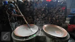 Foto yang diambil 23 Januari 2016 memperlihatkan para pekerja tengah mengaduk adonan dodol di pabrik Nyona Lauw di Neglasari, Tangerang. Jelang Tahun Baru Imlek, permintaan dodol dan kue keranjang meningkat dua kali lipat. (Liputan6.com/JohanTallo)