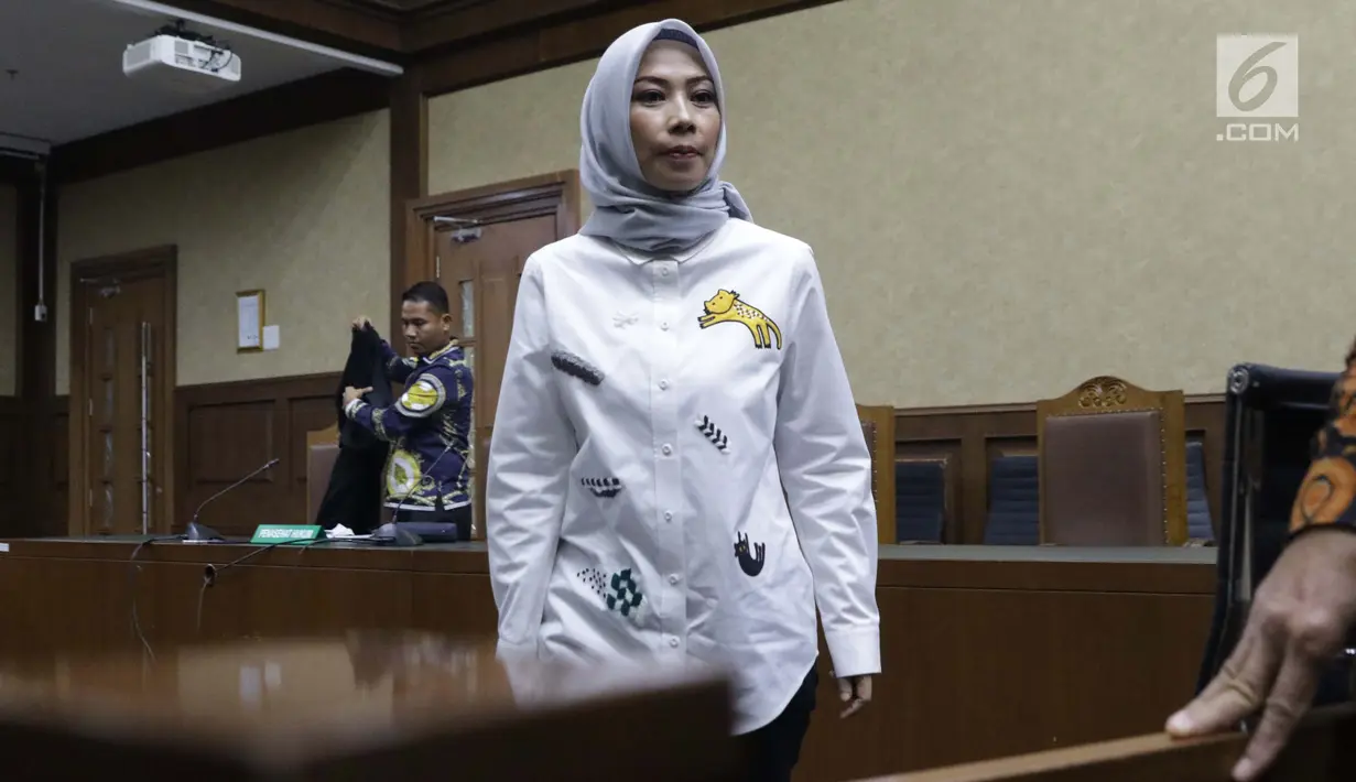 Terdakwa dugaan suap terhadap anggota DPR Bowo Sidik Pangarso terkait kerja sama bidang pelayaran, Asty Winasti usai mengikuti sidang putusan di Pengadilan Tipikor, Jakarta, Rabu (21/8/2019). Asty divonis bersalah dan dihukum 1,5 tahun penjara, denda Rp50 juta. (Liputan6.com/Helmi Fithriansyah)