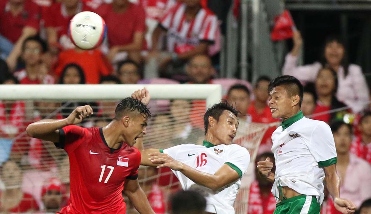 Pemain Singapura U-23, Irfan Fandi Ahmad (kiri), selalu dijaga ketat pemain-pemain Indonesia U-23. (Bola.com/Arief Bagus)