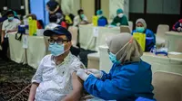IPB University bersama Dinas Kesehatan Kota Bogor melakukan vaksinasi Covid-19 bagi pendidik di Kota Bogor, selama tiga hari di IPB International Convention Center (IICC), Kota Bogor. (Liputan6.com/Achmad Sudarno)