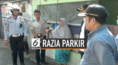 Ibu rumah tangga protes petugas yang melakukan razia parkir liar. Warga memarkir kendaraannya sembarangan meski telah ada tulisan larangan.