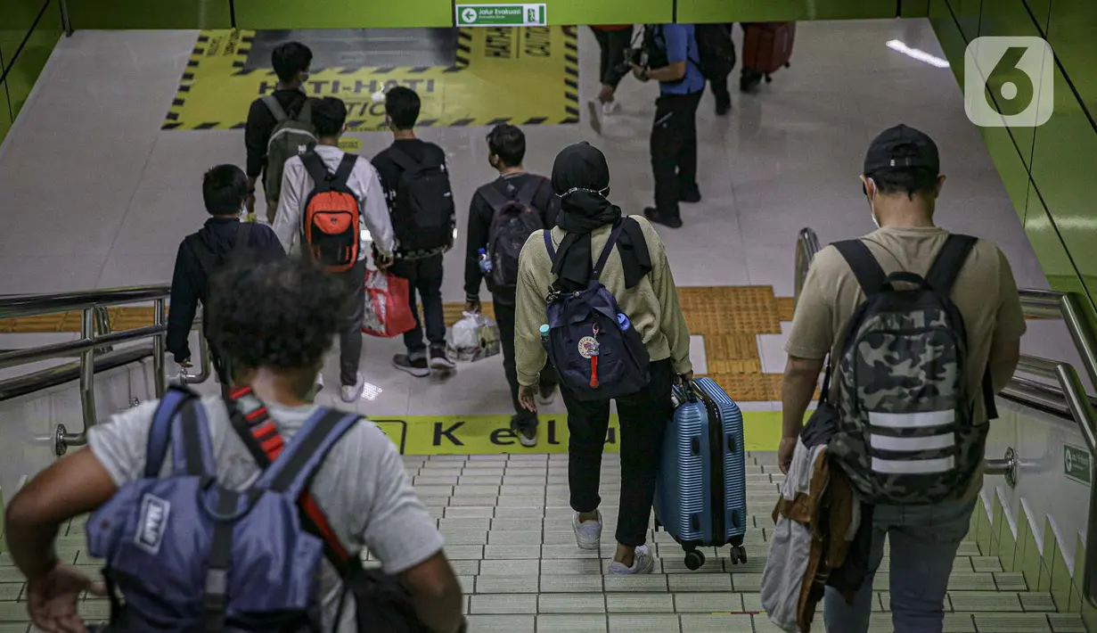 Penumpang kereta api Argo Lawu dari Solo menuruni tangga pintu keluar di Stasiun Gambir, Jakarta, Senin (17/5/2021). Kepala Humas PT KAI Daop I Eva Chairunisa mengatakan, pada hari ini diperkirakan akan ada 2.100 penumpang kereta api jarak jauh yang akan tiba di Jakarta. (Liputan6.com/Faizal Fanani)