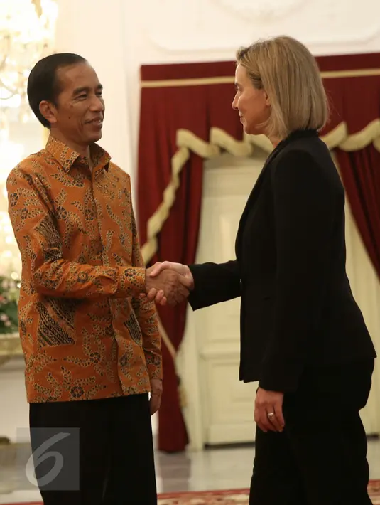 Presiden Joko Widodo (Jokowi) menerima Wakil Presiden Uni Eropa Federica Mogherini beserta delegasi di Istana Negara, Jakarta, Jumat (8/5/2016). Indonesia mengupayakan diberikannya kerja sama pasar bebas dengan Uni Eropa. (Liputan6.com/Faizal Fanani)