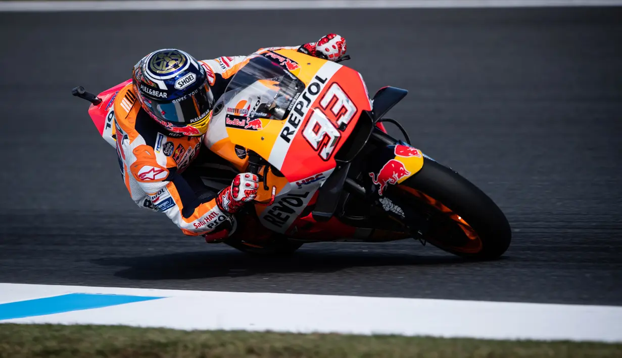 Pebalap Repsol Honda, Marc Marquez, saat beraksi pada sesi latihan bebas ke tiga di Sirkuit Motegi, Jepang, Sabtu (20/10/2018). Marc Marquez finis diurutan ke empat dengan catatan waktu 45.289 detik. (AFP/Martin Bureau)