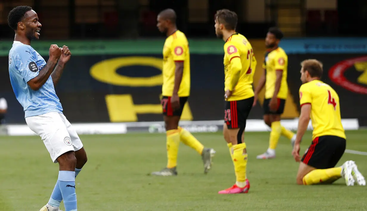 Penyerang Manchester City, Raheem Sterling,  merayakan gol yang dicetak ke gawang Watford pada laga Premier League di Stadion Vicarage Road, Selasa (22/7/2020). Manchester City menang dengan skor 4-0. (Adrian Dennis/Pool via AP)