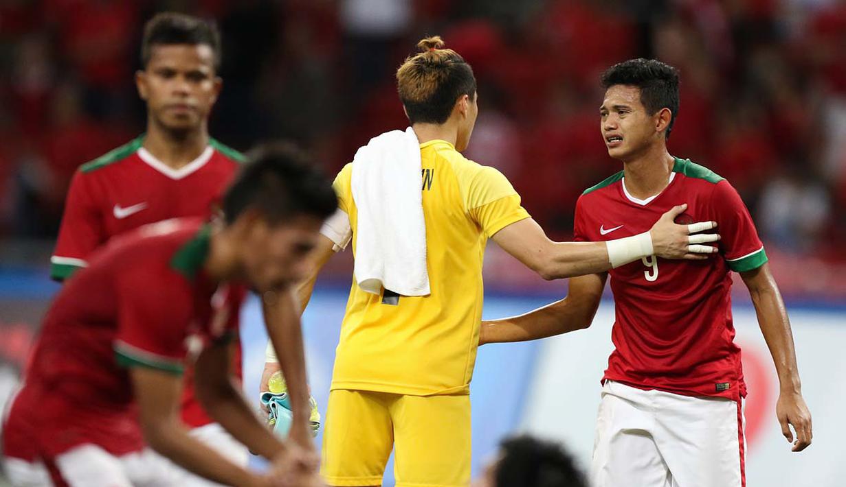 Ekspresi pemain Indonesia U-23 setelah kalah 0-5 dari Thailand U-23. (Bola.com/Arief Bagus)