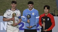 Timnas Uruguay berhasil menjadi juara baru ajang Piala Dunia U-20 setelah pada laga final Piala Dunia U-20 2023 di Unico Diego Armando Maradona Stadium, La Plata, Argentina, Senin (12/6/2023) dini hari WIB berhasil mengalahkan Italia dengan skor tipis 1-0. Usai laga final, beberapa penghargaan juga diberikan kepada para pemain dalam beberapa kategori. Berikut para pemain penerima penghargaan tersebut. (AFP/Luis Robayo)