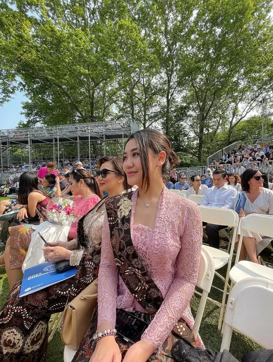 Saat acara dimulai, rambut panjang Aaliyah ditata dengan gaya messy bun yang simple [@aaliyah.massaid]