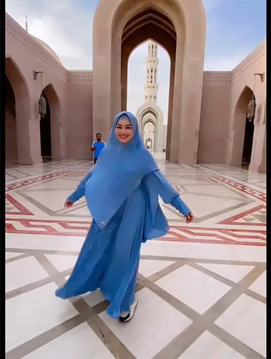 "Sempat kaget ternyata mereka minta ijin untuk posting Foto Candid yg mereka buat. Karena Menurut Mereka, pengalaman lihat Kami bergandengan Tangan buat mereka terharu dan memuji kami," lanjut pelantun Gantengnya Pacaraku ini. [Instagram/fitricarlina]