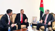 Menhan Ryamizard Ryacudu bersama Menhan sekaligus PM Yordania Hani Al Mulki saat menghadiri Sofex Yordan Exhibition 2018, Selasa (8/5). Kedua Menhan sepakat saling meningkatkan hubungan biliteral, khususnya industri pertahanan. (Liputan6.com/HO/Kemenhan)