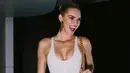 Kendall pun membawa shoulder bag dengan rantai keemasan. Dan anting-anting besar yang ia kenakan. Rambut ditata bergaya cepol belakang dengan riasan bernuansa pink. [@kendalljenner]