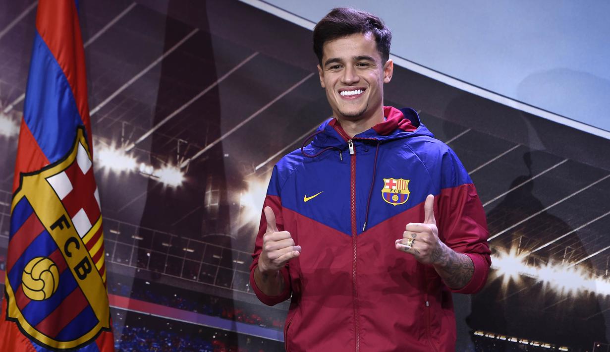Gelandang baru Barcelona, Philippe Coutinho, diperkenalkan kepada publik di Barcelona, Minggu (7/1/2018). Pemain asal Brasil ini resmi didatangkan dari Liverpool dengan harga 160 juta euro. (AFP/Josep Lago)