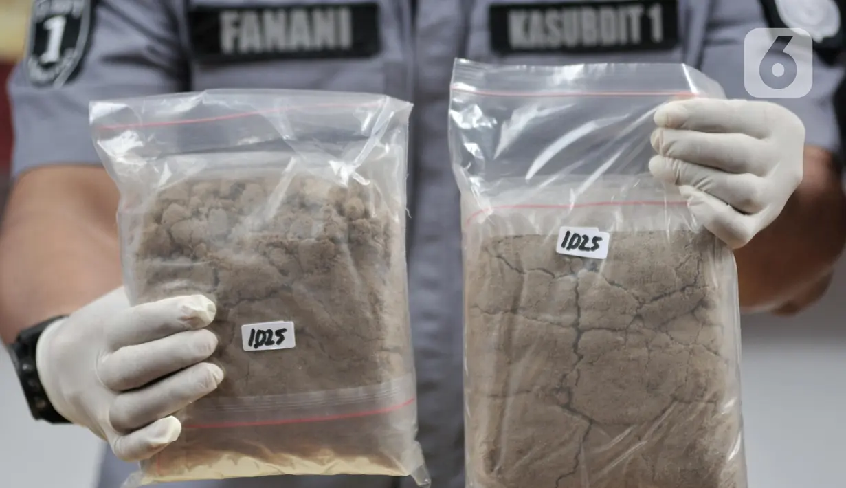 Barang bukti heroin ditunjukkan saat rilis pengungkapan kasus narkoba di Mapolda Metro Jaya, Jakarta, Kamis (12/12/2019). Dalam penangkapannya, polisi terpaksa melakukan tindakan tegas dan terukur terhadap SH karena berusaha melawan. (merdeka.com/Iqbal S. Nugroho)