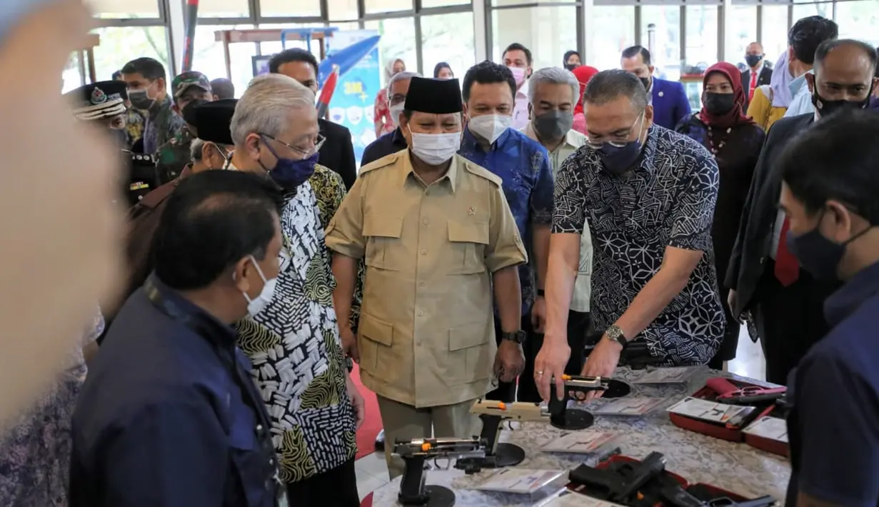 Menteri Pertahanan Prabowo Subianto (tengah) mendampingi PM Malaysia Dato' Sri Ismail Sabri Yaakob (kiri) dan Menteri Pertahanan Malaysia Dato’ Seri Hishammuddin Hussein saat mengunjungi kantor pusat PT Pindad (Persero), Bandung, Jawa Barat, Kamis (11/11/2021). (Foto: Tim Dokumentasi Menhan Prabowo)
