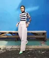 .	Untuk tampilan kekinian, kamu bisa pilih celana jeans putih model kulot seperti look Tantri Namirah ini. Padukan dengan longsleeve yang dilayer sleeveless top biar gaya makin kece! (Instagram/tantrinamirah).