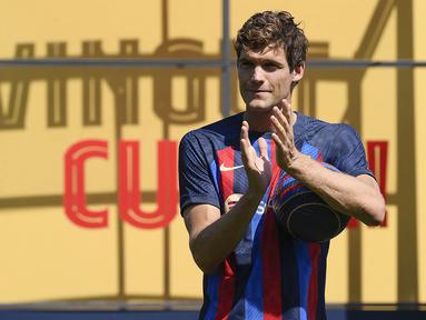 Sementara itu Marcos Alonso direkrut oleh Blaugrana dengan status bebas transfer dari Chelsea. (AFP/Josep Lago)