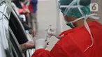 Petugas medis memberi pelayanan tes cepat diagnosa COVID-19 secara drive thru di titik pengecekan Terminal Jatijajar, Depok, Jawa Barat, Kamis (28/5/2020). Tes cepat ini hasilnya akan langsung dikonfirmasi melalui aplikasi dan dilaksanakan hingga Jumat (29/5).  (Liputan6.com/Helmi Fithriansyah)