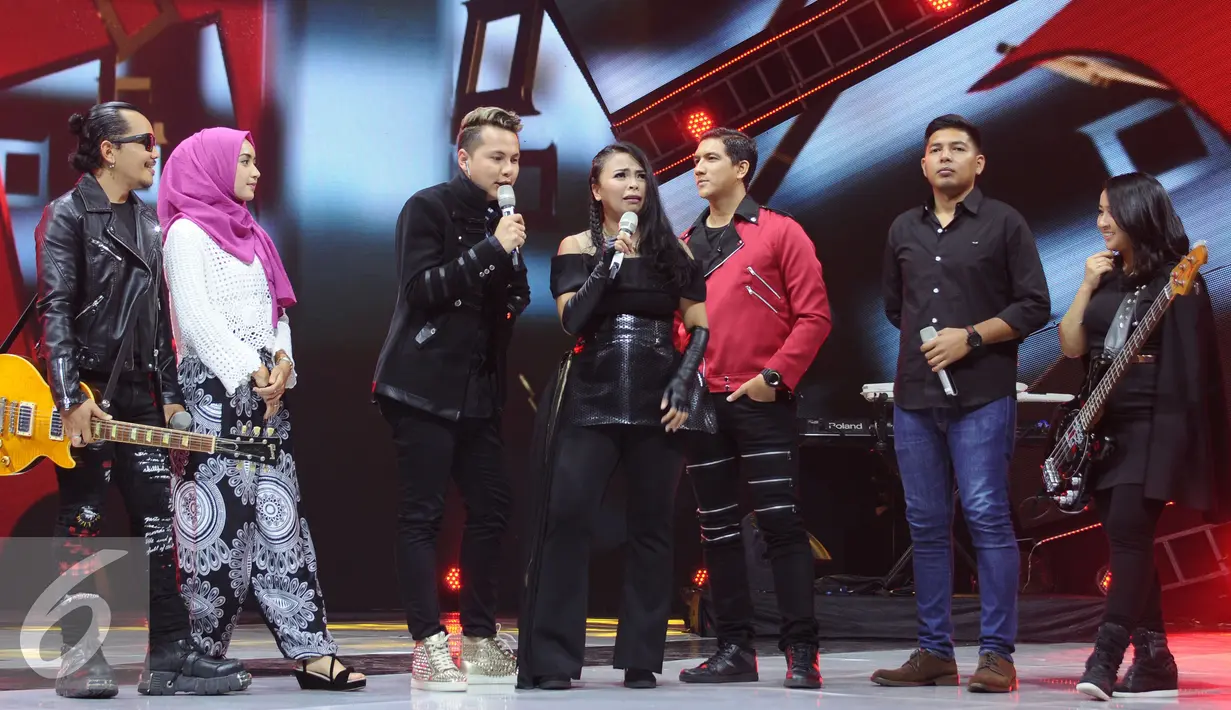 Personil band Kotak bersama pasangannya saat tampil di panggung The Biggest Concert Long Live Kotak x Anggun di Studio6 Emtek City, Jakarta, Rabu (23/11). Konser ini bagian perayaan 12 tahun Kotak. (Liputan6.com/Helmi Fithriansyah)
