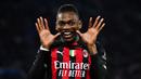 Pemain AC Milan, Rafael Leao berselebrasi setelah mencetak gol pertama timnya ke gawang Napoli pada laga pekan ke-28 Liga Italia 2022/2023 yang berlangsung di Stadio Diego Armando Maradona, Senin (03/04/2023) dini hari WIB. AC Milan menang dengan skor 4-0. (AFP/Tiziana Fabi)