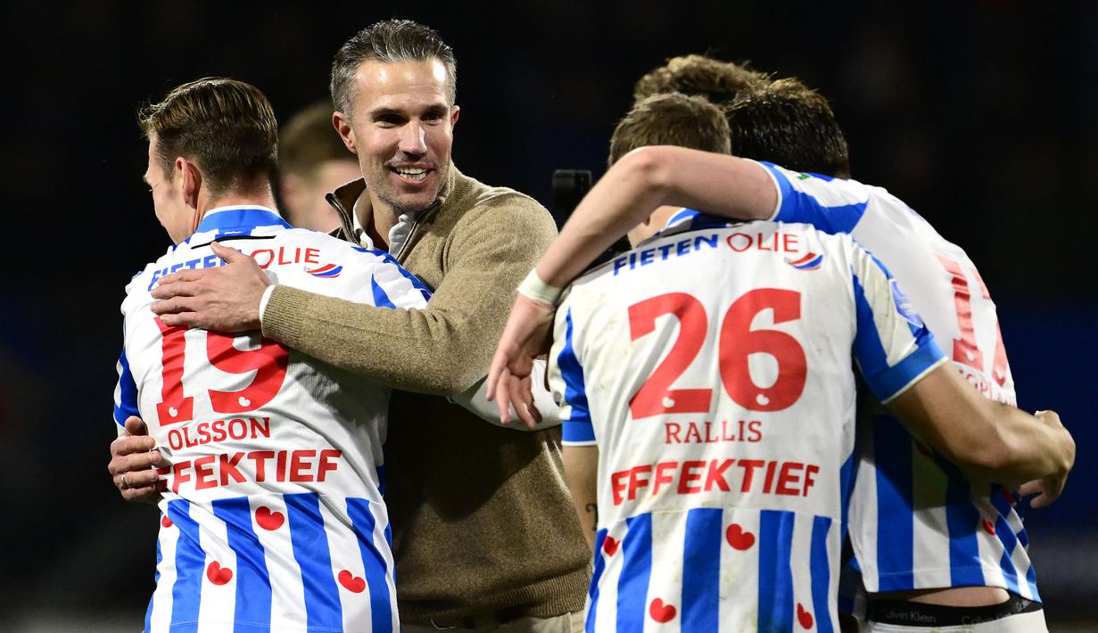 Sebelumnya, Robin van Persie sebelumnya menjabat sebagai pelatih kepala di Heerenveen pada musim 2024/2025 dengan mengemas 9 kemenangan, 6 seri, dan 11 kekalahan dalam 26 pertandingan. (AFP/ANP/Olaf Kraak)