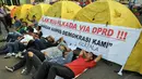 Puluhan massa berunjuk rasa sambil mendirikan beberapa tenda di depan gedung DPR RI, Jakarta, (23/9/14). (Liputan6.com/Miftahul Hayat)