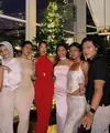 Bersama timnya, Jennifer Bachdim mengadakan dinner menjelang hari Natal. Jennifer pun tampil stunning dengan membawa keempat anaknya. [@jenniferbachdim]