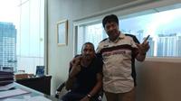 Pemain asal Nepal, Rohit Chand, resmi kembali berseragam Persija Jakarta setelah menandatangani kontrak selama satu musim di depan Direktur Utama Persija Jakarta, Gede Widiade, Jumat (7/4/2017). (Bola.com/Istimewa)