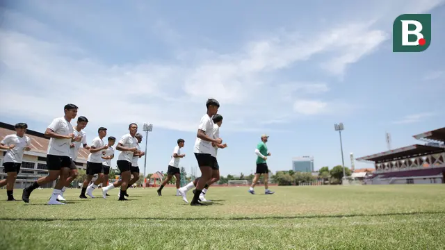 Foto: Timnas Indonesia U-20 Latihan Dibawah Sinar Terik, Marselino Ferdinan Kena Tendang Shin Tae-yong