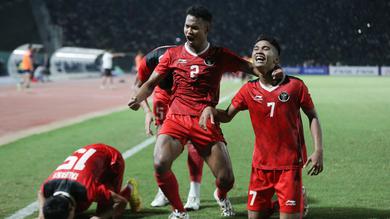 <p>Selebrasi tiga pemain Timnas Indonesia U-22 (dari kiri) Muhammad Taufany, Amiruddin Bagas Kaffa dan Marselino Ferdinan setelah terjadinya gol kedua ke gawang Thailand yang dicetak Ramadhan Sananta pada laga final cabor sepak bola SEA Games 2023 di National Olympic Stadium, Phnom Penh, Kamboja, Selasa (16/5/2023). (Bola.com/Abdul Aziz)</p>