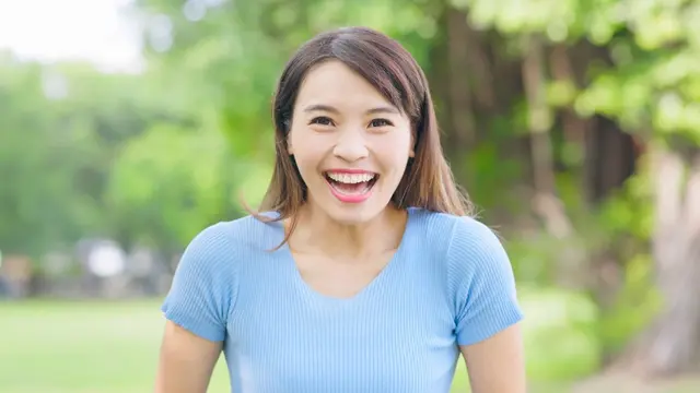 tertawa lepas santai