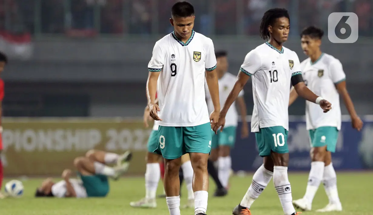 <p>7. Indonesia akan dikecam karena bertindak diskriminatif mencampuradukkan olahraga dengan politik. 8. Pemain, pelatih, wasit, klub dan masyarakat kehilangan mata pencaharian dan 500.000 orang lebih terdampak langsung kalau sepakbola Indonesia terhenti. (Liputan6.com/Helmi Fithriansyah)</p>