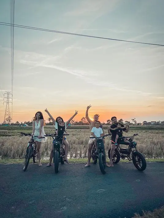 Tak hanya berempat, Jessica Iskandar juga mengajak orang terdekatnya untuk bersepeda bersama-sama. [instagram/inijedar]