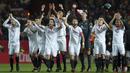 Para pemain Sevilla merayakan keberhasilan menaklukkan Real Madrid. Kemenangan ini membuat Sevilla naik ke posisi dua klasemen Liga Spanyol, menempel Madrid dengan selisih satu poin yang berada di peringkat pertama. (AFP/Jorge Guerrero)