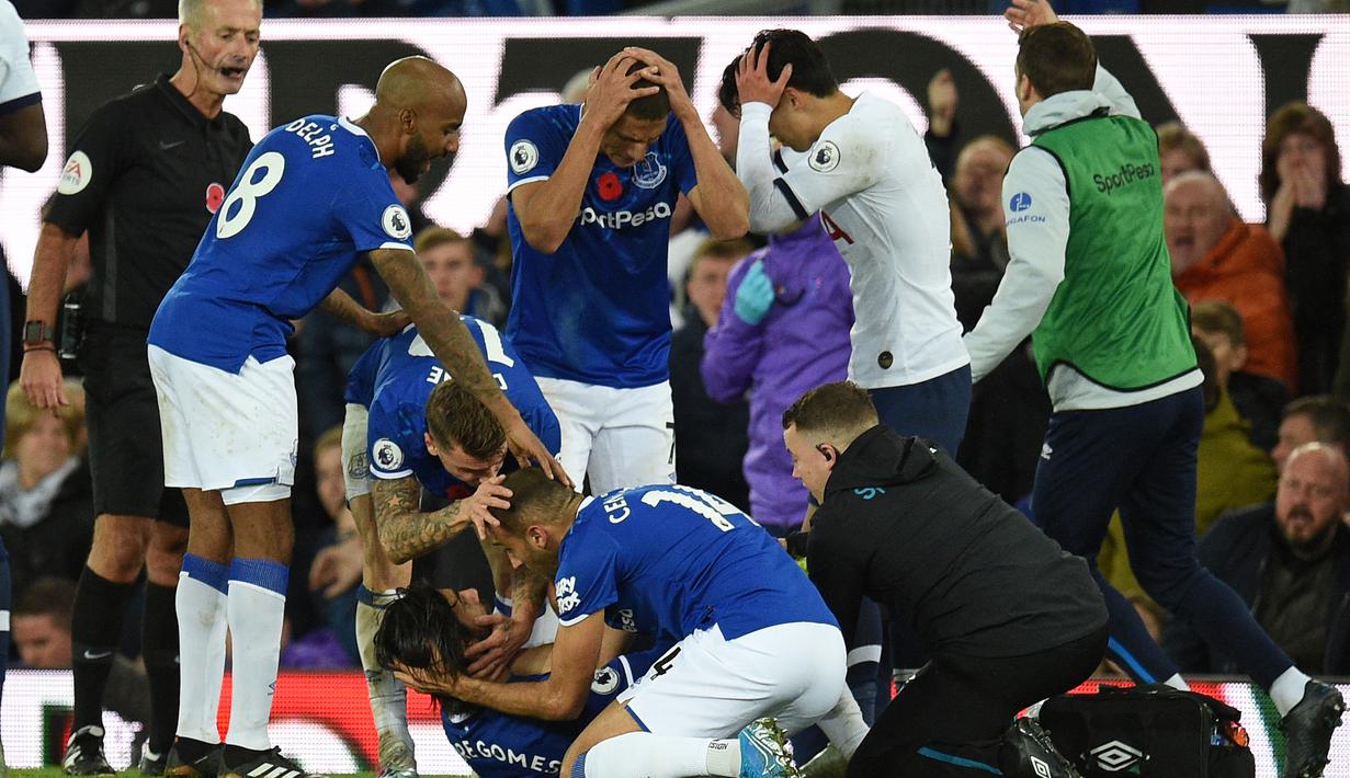 Sejumlah pemain tampak histeris melihat gelandang Everton, Andre Gomes, cedera usai dilanggar oleh penyerang Tottenham Hotspur, Son Heung-min, pada laga Premier League di Goodison Park, Minggu (3/11). Tekel tersebut menyebabkan Gomes mengalami patah kaki. (AFP/Oli Scarff)