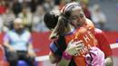 Pebulu tangkis Indonesia, Oktila Laeni Ratri, memeluk pebulu tangkis Cina, Cheng Hefang, usai laga final Asian Para Games di Istora, Jakarta, Jumat (12/10/2018). Oktila Laeni takluk 21-19, 18-21, dan 13-21. (Bola.com/M Iqbal Ichsan)