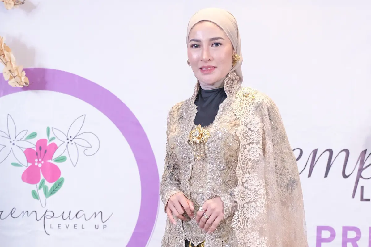 Shandy Purnamasari memberikan penghargaan kepada 10 Perempuan Mandiri di Hari Kartini