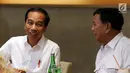 Ekspresi Presiden terpilih Joko Widodo atau Jokowi (kiri) saat berbincang dengan Ketua Umum Partai Gerindra Prabowo Subianto dalam acara makan bersama di FX Sudirman, Jakarta, Sabtu (13/7/2019). Saat berbincang, keduanya terlihat beberapa kali tertawa bersama. (Liputan6.com/JohanTallo)