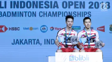 Ganda putra Indonesia, Kevin Sanjaya Sukomuljo/Marcus F Gideon usai mengalahkan Takuto Inoue/Yuki Kaneko (Jepang) di Final Indonesia Open 2018, Istora GBK, Jakarta, Minggu (8/7). Kevin/Marcus unggul 21-13, 21-16. (Liputan6.com/Helmi Fithriansyah)