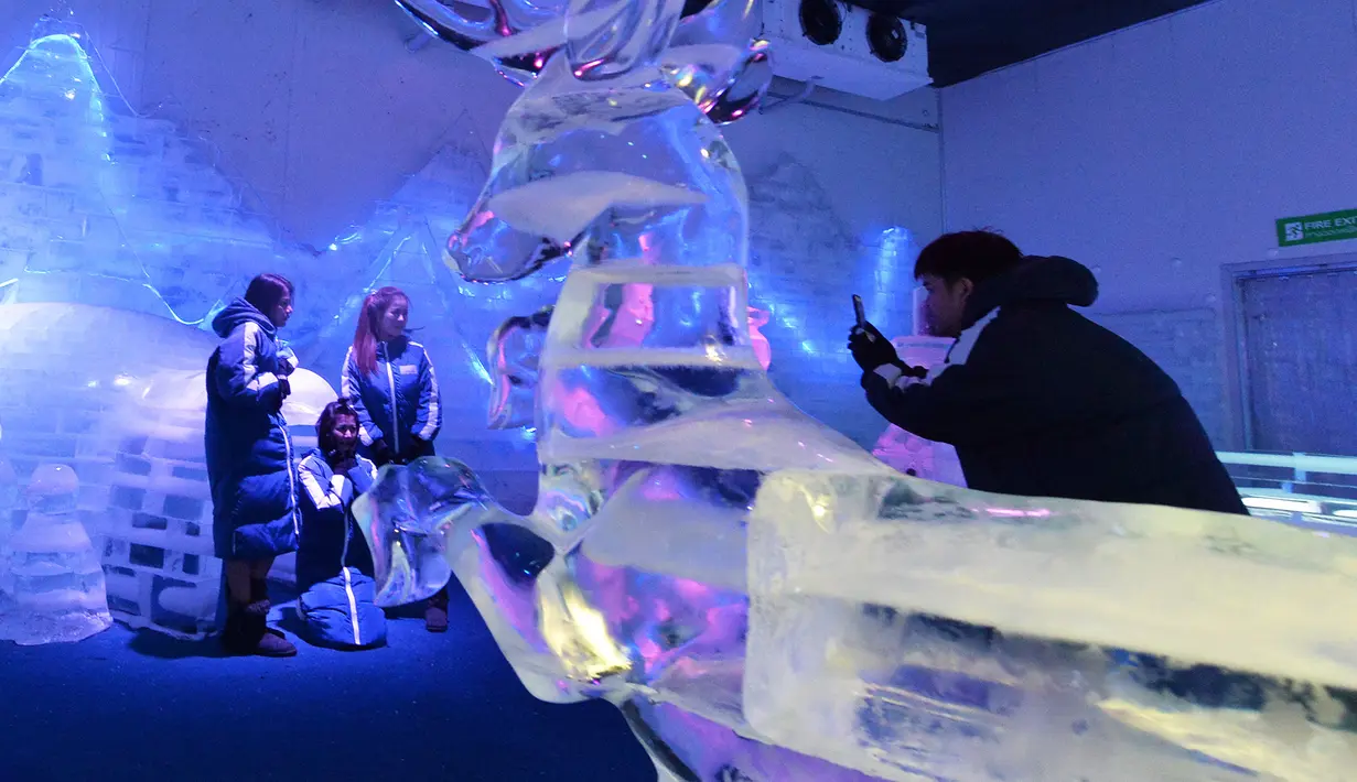 Para wisatawan mengunjungi Frost Magical Ice of Siam di Provinsi Chon Buri, Thailand, pada 1 Desember 2020. Suhu di Frost Magical Ice of Siam, yang mencakup area seluas 30.000 meter persegi, dijaga pada angka minus 10 derajat Celsius. (Xinhua/Rachen Sageamsak)