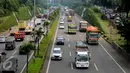 Kendaraan pengangkut melintas di JORR sekitar TB Simatupang, Jakarta, Selasa (6/9). Untuk memperlancar arus lalu lintas saat libur Idul Adha 1437 H, kendaraan pengangkut dilarang beroperasi mulai 9 hingga 12 September. (Liputan6.com/Helmi Fithriansyah)