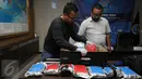 Petugas BNN mengeluarkan barang bukti ribuan pil ekstasi saat rilis di Jakarta, Jumat (22/4/2016). BNN berhasil menyita 150.298 butir pil ekstasi dari seorang tersangka di kawasan Pulogebang, Jakarta Timur. (Liputan6.com/Helmi Fithriansyah)